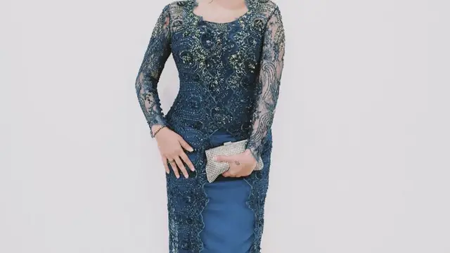 Penampilan Awkarin Dampingi Ayahanda dalam Pelantikan Jabatan Baru, Anggun Berkebaya Navy  (credit: instagram.com/narinkovi