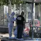 Petugas kepolisian memeriksa sebuah halte bus di Marseille, Prancis, setelah van menabrak tempat tersebut dan menewaskan satu orang. (AP Photo/Claude Paris)