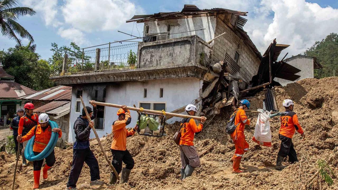 FOTO: Longsor Banjarnegara, Evakuasi Korban Terkendala Kondisi Tanah Masih Labil