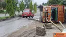 Citizen6, Jambi: Truk yang terguling tersebut berada di jalan penghubung antar kabupaten di Provinsi Jambi. (Pengirim: Fareri Gian)