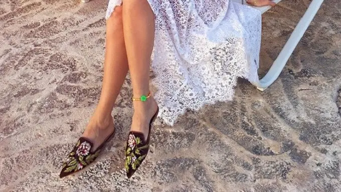 Ini lho alas kaki yang bisa kamu pakai sesuai dengan gaya pilihanmu. (Sumber Foto: whowhatwear.com)