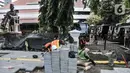 Pekerja menyelesaikan proyek revitalisasi trotoar di Jalan Medan Merdeka Selatan, Jakarta Pusat, Selasa (22/11/2022). Kepala Dinas Bina Marga DKI Jakarta Hari Nugroho mengatakan Rp 171 miliar RAPBD DKI Jakarta 2023 untuk membangun sekitar 20 kilometer trotoar di Ibu Kota. (merdeka.com/Iqbal S. Nugroho)