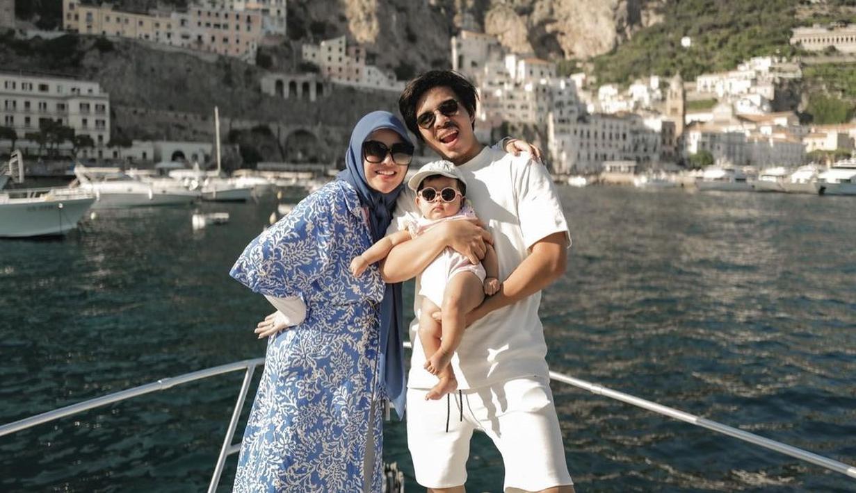 Berada di atas kapal, Ameena yang baru berusia lima bulan ini sudah pandai berpose. Ia tak mau kalah dengan orangtuanya. (Foto: Instagram/@aurelie.hermansyah)