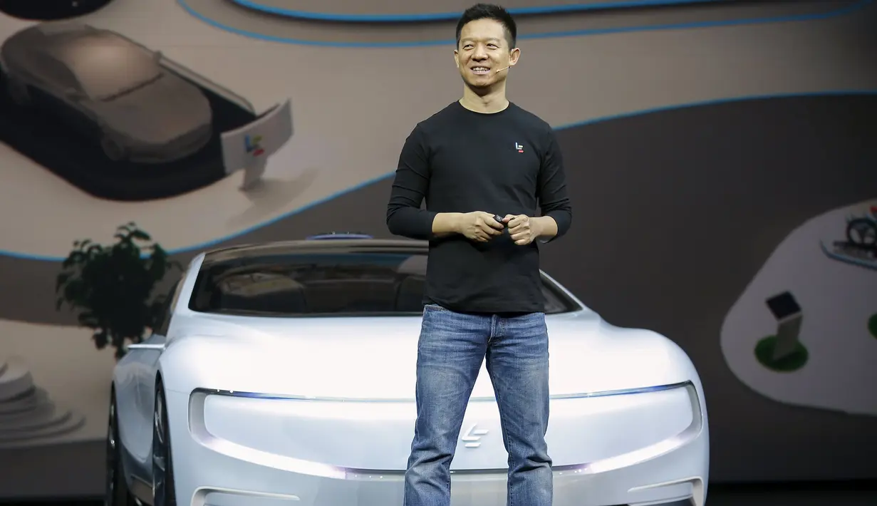 CEO LeEco, Jia Yueting saat memperkenalkan mobil listrik tanpa awak LeSEE di Beijing, China (20/4). Mobil listrik tanpa awak LeSEE dikendalikan dengan perintah suara melalui smartphone. (REUTERS/Damir Sagolj)