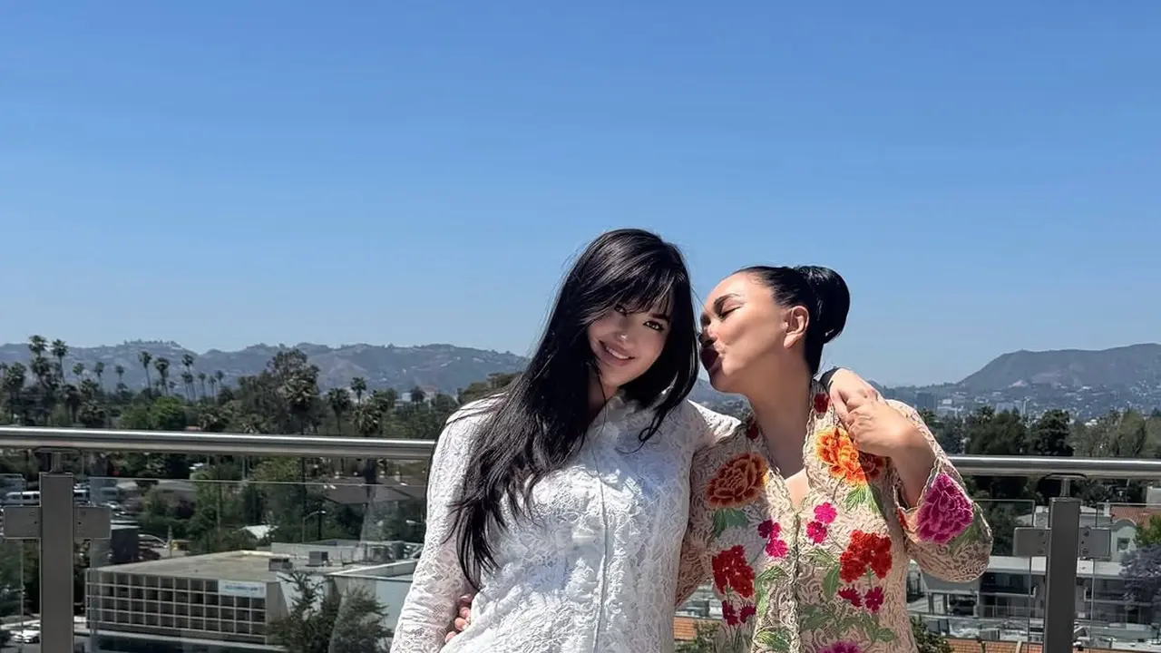 Titi DJ dan Kedua Anak Kembarnya saat hadir di Pernikahan Putri Bungsunya Stephanie Poetri [@ti2dj]