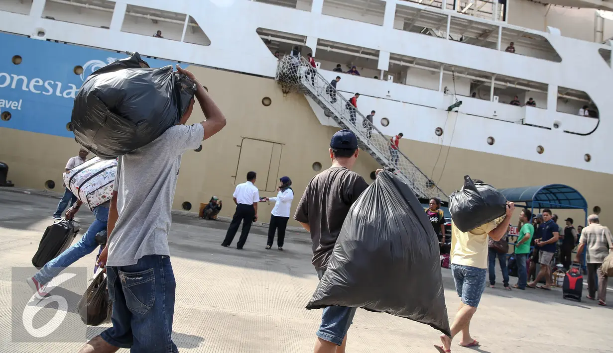 Calon penumpang memakul barang bawaanya di Pelabuhan Penumpang Tanjung Priok, Jakarta, Kamis (30/6). Suasana arus mudik H-6 lebaran di Pelabuhan Tanjung Priok mengalami penurunan ditahun 2016 dibandingkan tahun 2015 lalu. (Liputan6.com/Faizal Fanani)
