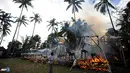 Proses pembakaran jenazah menjadi abu memakan waktu sekitar sejam. Setelah didoakan kembali, abu dibawa ke laut untuk dilarung. Mereka percaya, inilah jalan menuju ke rumah keabadian, istana Sang Maha Kuasa. (AFP/Sonny Tumbelaka/wwn)