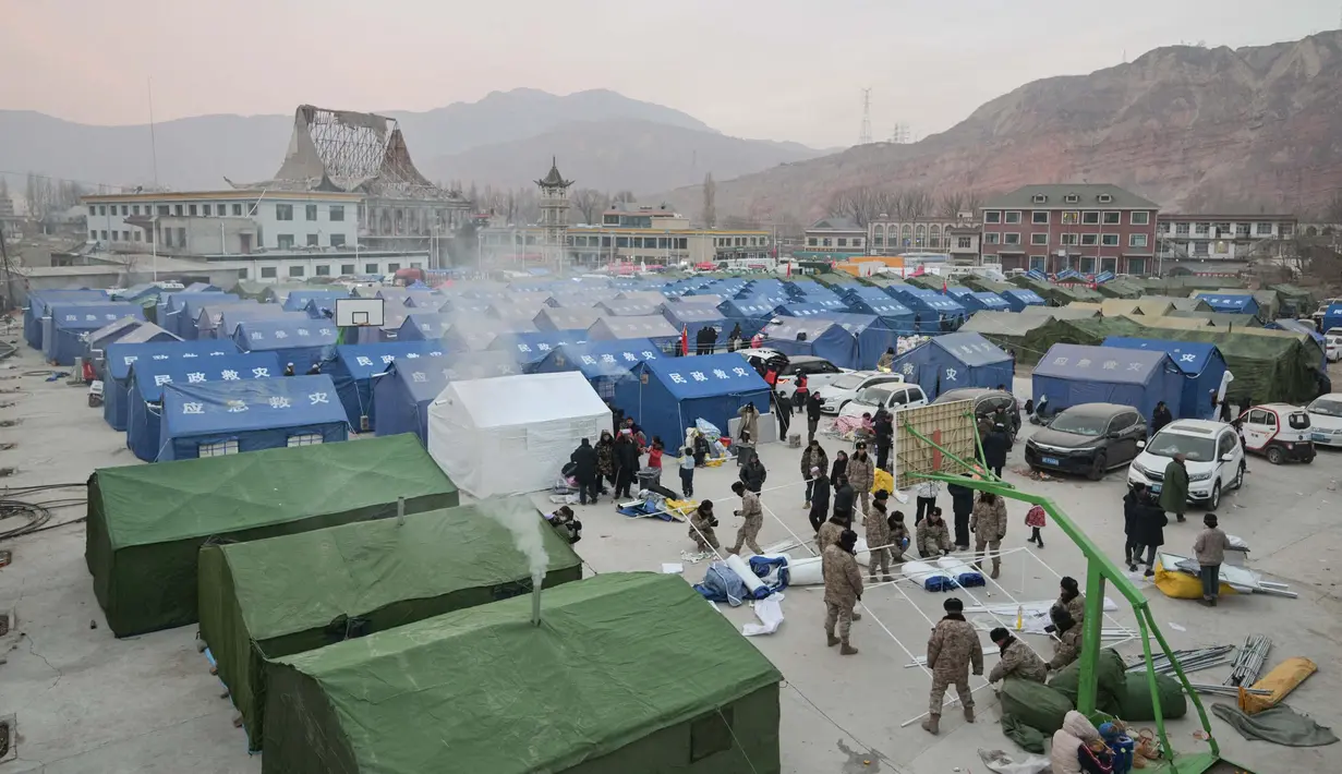 Suasana tenda-tenda penampungan sementara di alun-alun utama di Dahejia, Kabupaten Jishishan, Provinsi Gansu, Barat Laut Tiongkok pada 20 Desember 2023. (PEDRO PARDO/AFP)