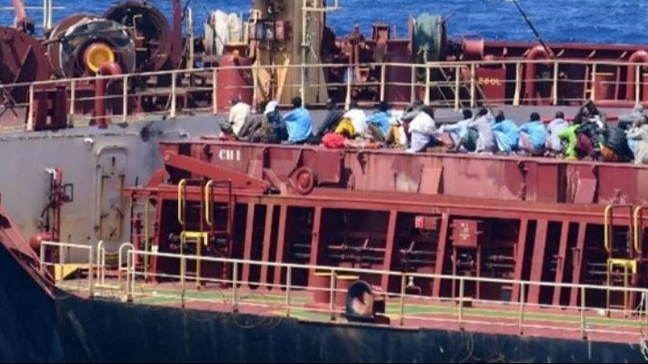 FOTO: Momen Menegangkan saat Pasukan Komando India Bebaskan Kapal MV Ruen dari Perompak Somalia