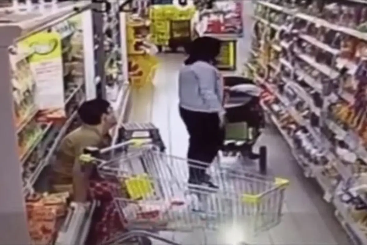 Terekam CCTV, Ibu Ini Asyik Buang Air Besar di Supermarket