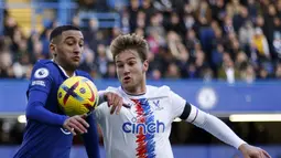 Pemain Chelsea, Hakim Ziyech (kiri) berebut bola dengan dengan pemain Crystal Palace, Joachim Andersen pada pertandingan lanjutan Liga Inggris di Stadion Stamford Bridge di London, Minggu (15/1/2023). Hasil tersebut menjadi kemenangan pertama Chelsea setelah kalah beruntun dalam tiga laga terakhir. (AP Photo/David Cliff)