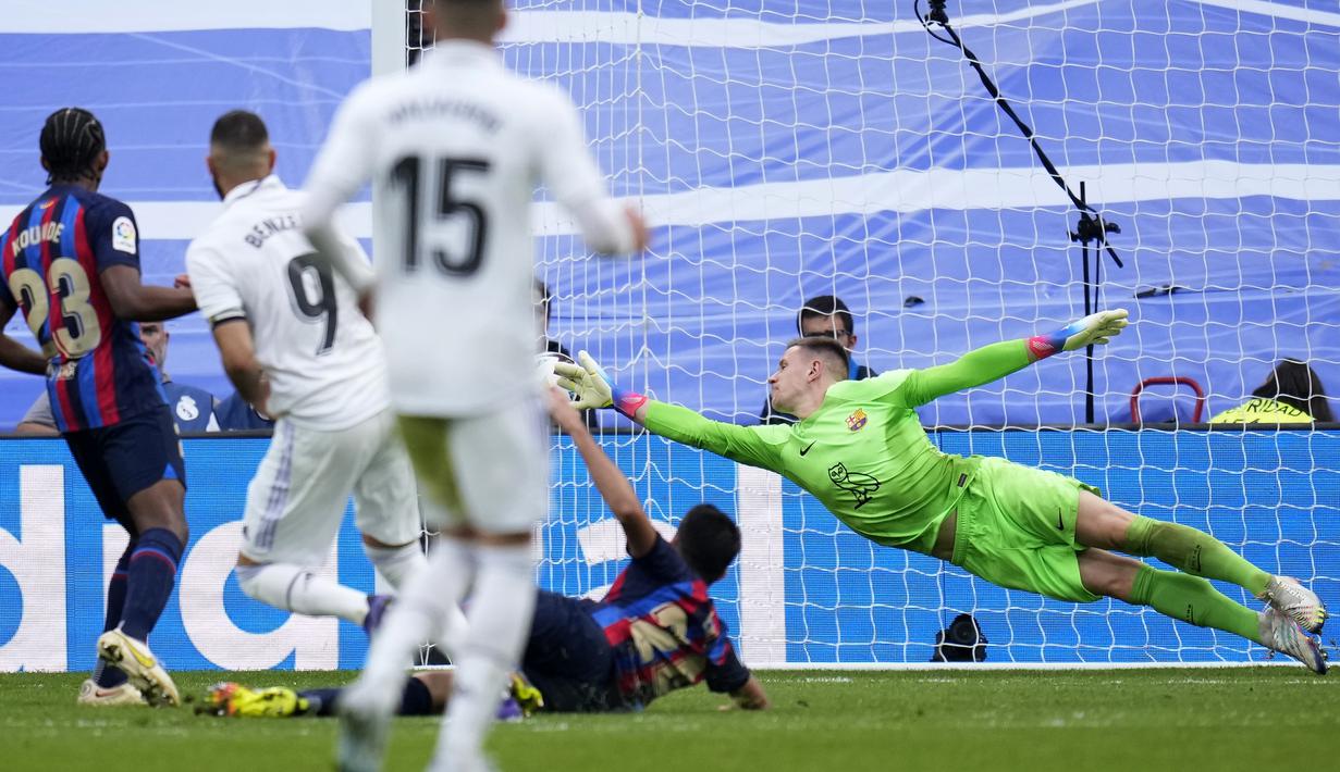 Di awal babak kedua pada menit ke-52 Real Madrid sempat mencetak gol ketiga melalui Karim Benzema. Namun gol tersebut akhirnya dianulir wasit setelah Benzema telah lebih dahulu dalam posisi offisde sebelum terjadinya gol. (AP/Manu Fernandez)