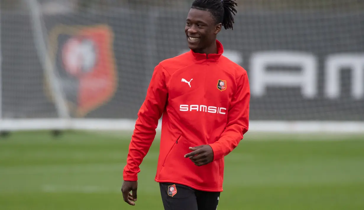 Gelandang Rennes, Eduardo Camavinga tersenyum saat mengikuti sesi latihan tim di pusat pelatihan Piverdiere di Rennes, Prancis barat (23/11/2020). Rennes akan bertanding melawan Chelsea pada Grup E Liga Champions di Roazhon Park. (AFP/Loic Venance)