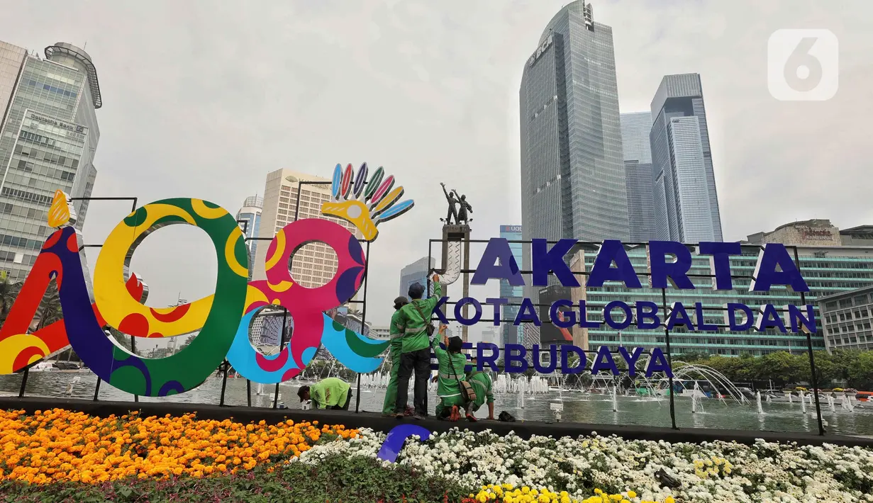 Pekerja menyelesaikan pembuatan ornamen menyambut Hari Ulang Tahun (HUT) ke-498 kota Jakarta di Bundaran Hotel Indonesia, Sabtu (21/6/2022). (detikai.com/Angga Yuniar)