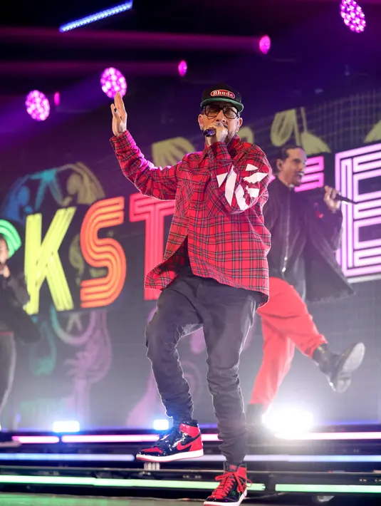 AJ McLean dari Backstreet Boys tampil di atas panggung selama Jingle Ball 2022 iHeartRadio KISS108 di TD Garden di Boston, Massachusetts (11/12/2022). Backstreet Boys menyanyikan lagu-lagu hits mereka. (Scott Eisen/Getty Images for iHeartRadio/AFP)