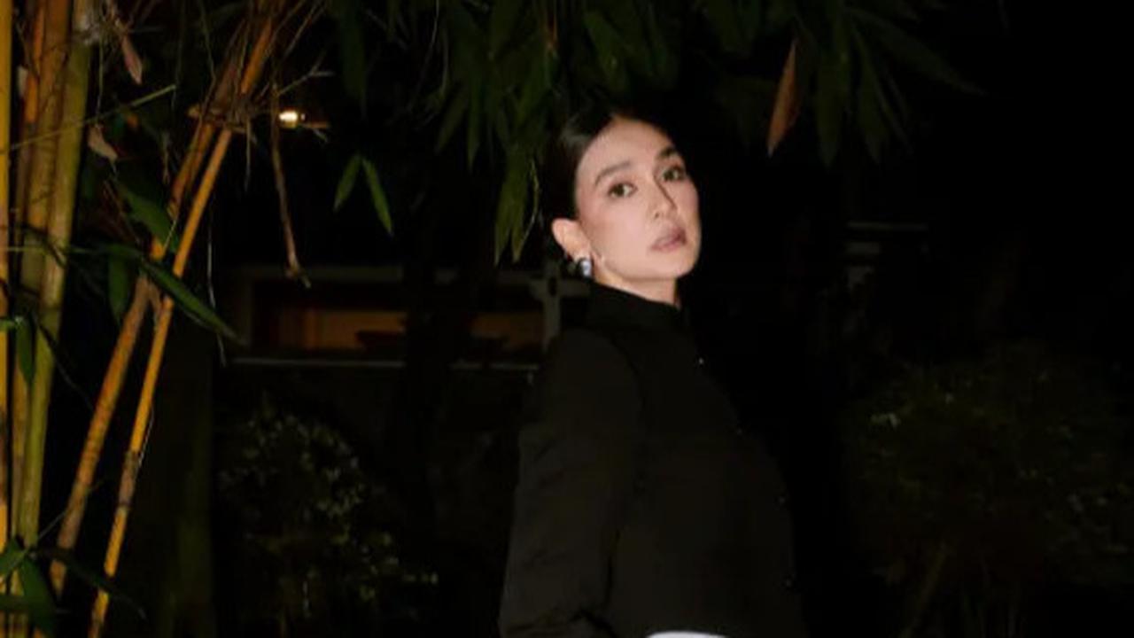 Potret Luna Maya Nonton Wayang di Hari Jadi Purwakarta, Tampil Memukau & Curi Perhatian