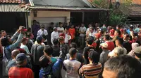Sejumlah warga melakukan aksi penolakan pengosongan rumah aset kepemilikan PT KAI di Jalan Menara Air, Kelurahan Manggarai, Jakarta, Selasa (19/7). Hingga kini proses mediasi antara kedua belah pihak masih dilakukan. (Liputan6.com/Gempur M Surya)