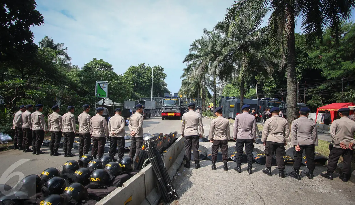 Aparat kepolisian membawa peralatan lengkap termasuk barracuda di luar Kementerian Pertanian, Jakarta, Selasa (9/5). Kepolisian melakukan pengamanan sebagai antisipasi kericuhan sidang vonis Basuki Tjahaja Purnama alias Ahok. (Liputan6.com/Faizal Fanani)