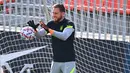 Kiper Atletico Madrid, Jan Oblak menangkap bola saat mengikuti sesi latihan tim di tempat latihan klub di Majadahonda dekat Madrid (24/11/2020). Atletico Madrid akan bertanding melawan Lokomotiv Moscow pada Grup A Liga Champions di Estadio Wanda Metropolitano. (AFP/Gabriel Bouys)