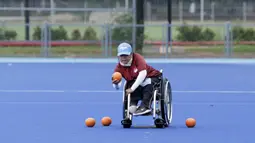 Seorang atlet Lawn Bowls melempar bola saat mengikuti sesi latihan di Lapangan Hoki, GBK, Jakarta, Rabu, (19/9/2018). Latihan tersebut merupakan persiapan jelang Asian Para Games 2018. (Bola.com/M Iqbal Ichsan)