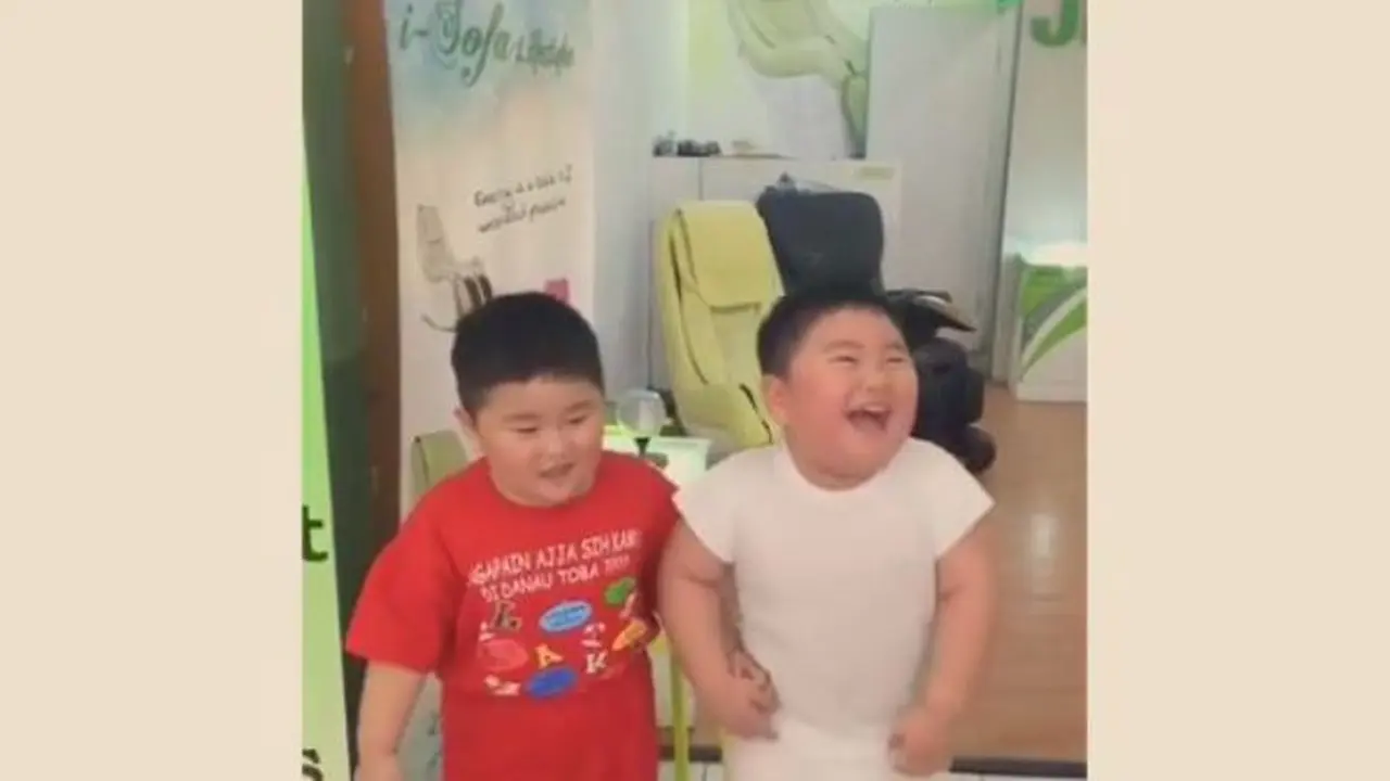 [Bintang] Simak Kelucuan Dua Bocah Kembar Joget Getar! Bikin Ngakak!