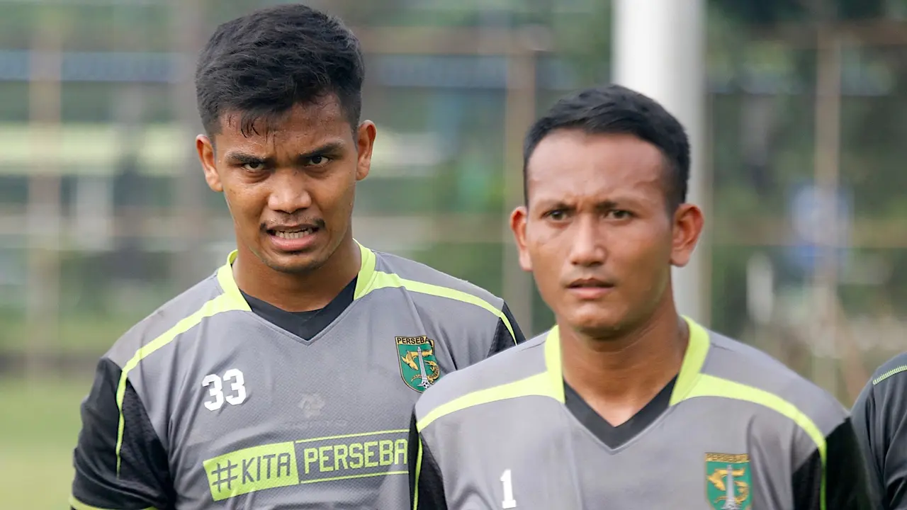 Dua kiper Persebaya Surabaya, Miswar Saputra dan Abdul Rohim.
