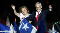Sebastian Pinera dan istrinya Cecilia Morel saat merayakan kemenangan di Santiago, Chile, pada 17 Desember 2017. (AP Photo/Luis Hidalgo)