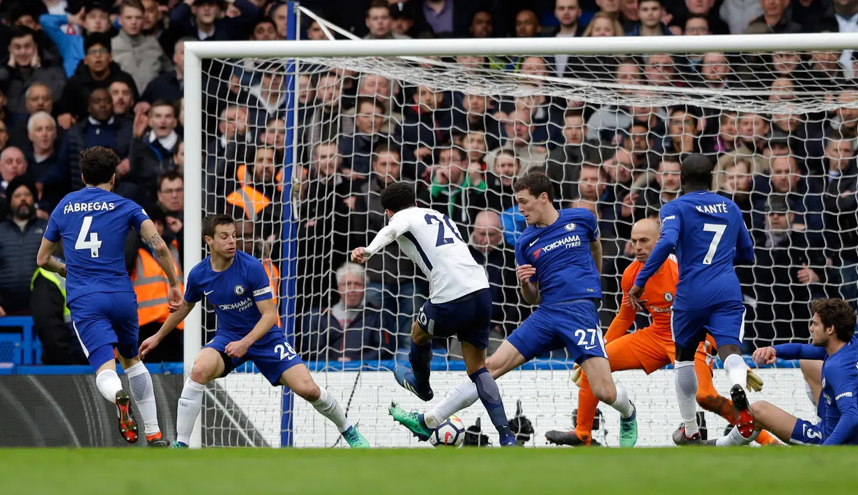 Gelandang Tottenham Hotspur Dele Alli melepaskan tendangan yang akhirnya membuahkan gol ketiga saat melawan Chelsea dalam pertandingan Liga Inggris di Stamford Bridge, London (4/1). (AP Photo/Alastair Grant)