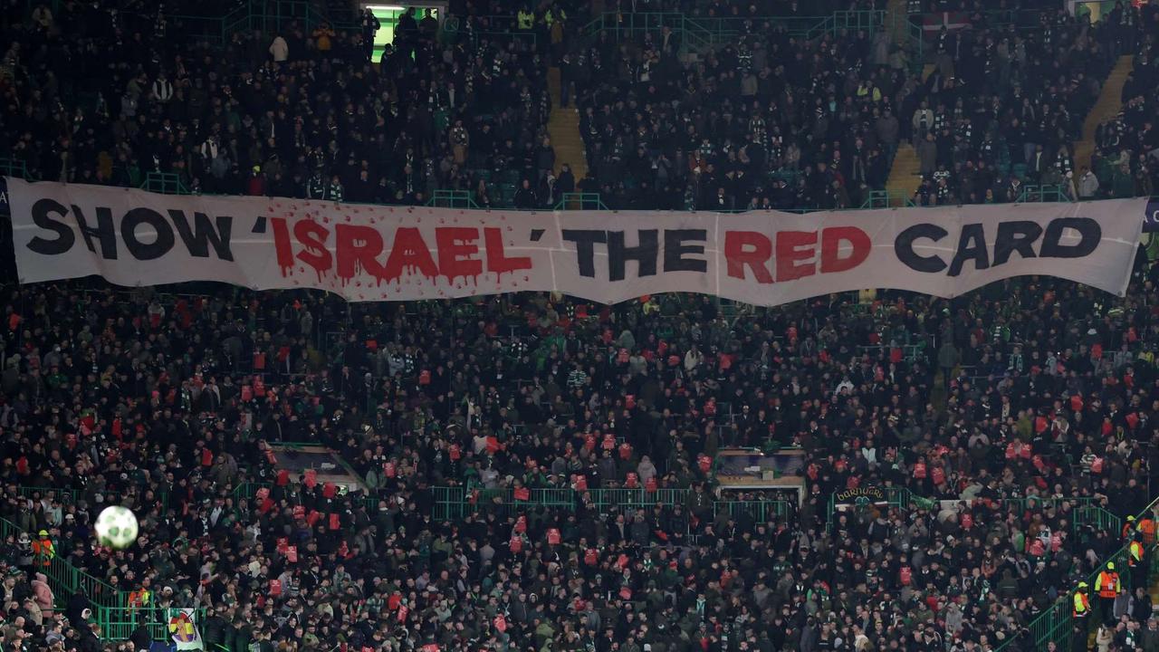 Suporter Green Brigade Celtic Bentangkan Spanduk Kecam Israel