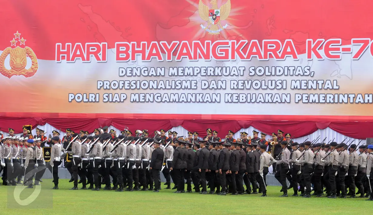 Anggota kepolisian berbaris mengikuti upacara HUT Bhayangkara Polri ke-70 di Lapangan Bhayangkara Mabes Polri, Jakarta, Jumat (1/7). Upacara HUT Bhayangkara ini dipimpin Kapolri Jenderal Pol Badrodin Haiti. (Liputan6.com/Helmi Afandi) 