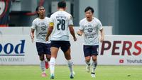 Pemain Rans Nusantara FC, Mitsuru Maruoka (kanan) melakukan selebrasi setelah mencetak gol ke gawang Persija Jakarta pada laga BRI Liga 1 di Stadion Patriot Candrabhaga, Bekasi, Jumat (3/2/2023). Rans Nusantara FC kalah dengan skor 1-3. (Bola.com/M Iqbal Ichsan)