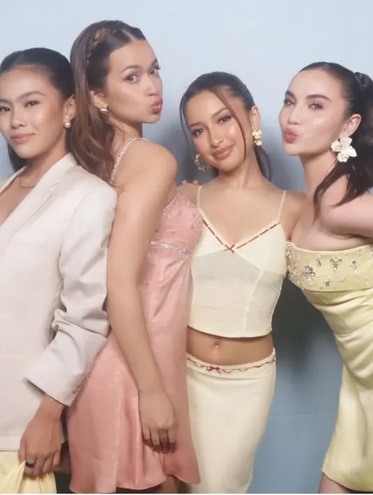 Rebecca Klopper hadir mengenakan mini dress pink dihiasi beads model spaggeti strap. Serta Elina Joerg mengenakan mini dress kuning strapless dihiasi beads. [@elinaaaajoerg]