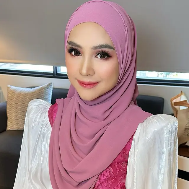 Biasa Tampil Natural, 6 Pesona Menawan Ria Ricis dengan Full Makeup yang Bikin Pangling
