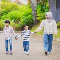 Membimbing anak./Copyright Fimela - Guntur Merdekawan