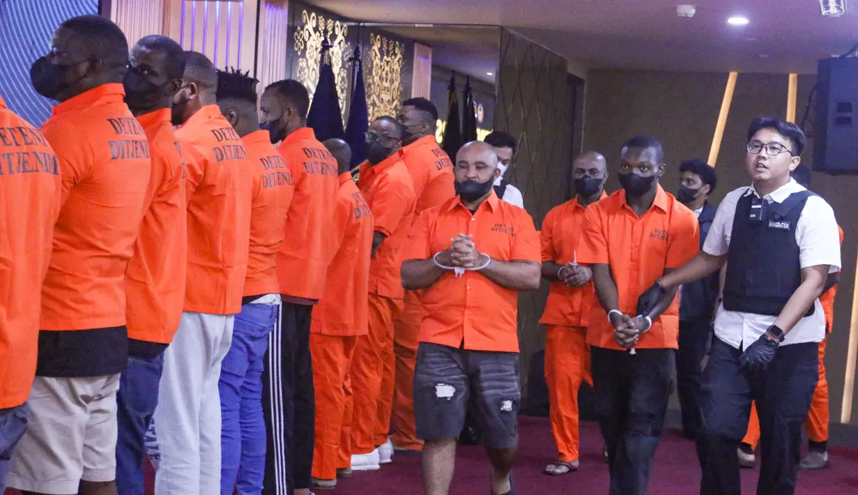 Adapun pelanggaran keimigrasian yang dilakukan para WNA tersebut di antaranya, izin tinggal, sponsor fiktif dan investor fiktif. (merdeka.com/Arie Basuki)