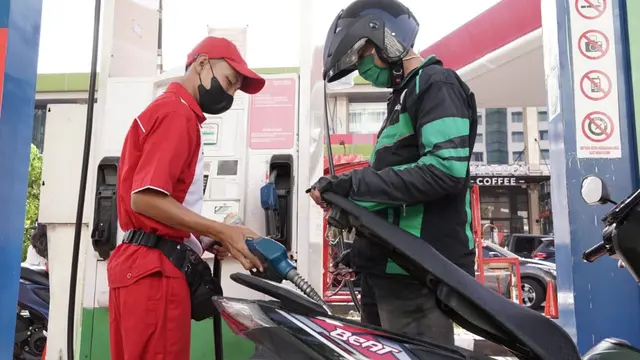 Pengendara mengisi BBM