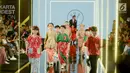 Sejumlah model anak membawakan busana rancangan desainer Three Little Ahmads pada Jakarta Modest Fashion Week (JMFW) di Gandaria City, Jakarta, Sabtu (29/7). Untuk keempat kalinya JMFW digelar di Jakarta pada 26-29 Juli 2018. (Kapanlagi/Bayu Herdianto)