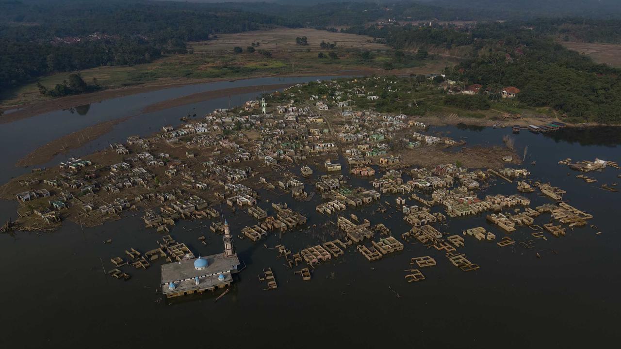 Menyusuri Kampung Somang yang Muncul Saat Kemarau