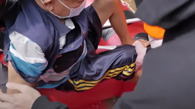 Baim Wong ikut menangani program banjir. (Foto: YouTube Baim Paula)