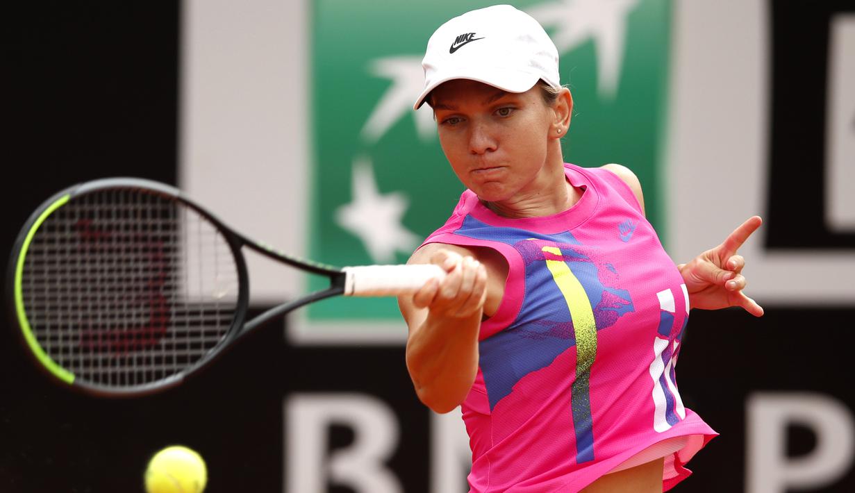 Petenis Romania, Simona Halep, berusaha memukul bola pada pertandingan final Italia Terbuka 2020 di Foro Italico, Roma Italia, Senin (21/9/2020). Simona Halep menjuarai Italia Open 2020 setelah Karolina Pliskova mundur karena cedera pada menit ke-32. (AFP/ Clive Brunskil/pool)