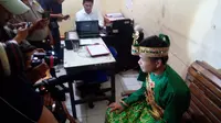 Tahanan dugaan penganiayaan Subhan Mas'ud bersiap menikah dengan tunangannya di Mapolsek Ujung Pandang, Makassar, Sulsel. (Liputan6.com/Eka Hakim)