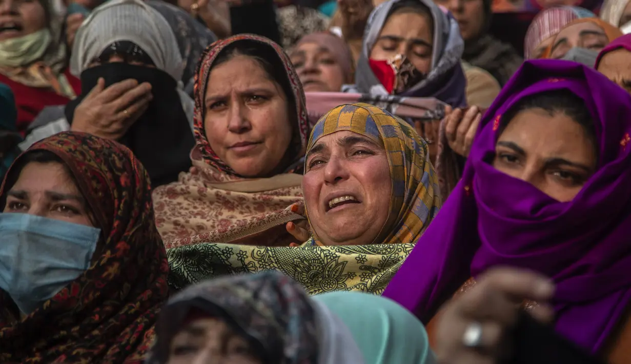 Umat Muslim Kashmir menangis saat berdoa dalam peringatan hari ulang tahunnya meninggalnya Syekh Abdul Qadir Jeelani di Srinagar, Kashmir yang dikuasai India, Rabu (17/11/2021). Ratusan umat muslim berkumpul memperingati 11 tahun meninggalnya Syekh Abdul Qadir Jeelani. (AP Photo/Mukhtar Khan)