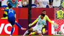 Pemain Kroasia Ivan Perisic mencetak gol melewati pemain Porugal Joao Cancelo dan kiper Diego Costa selama pertandingan sepak bola babak 32 Piala Dunia antara Portugal dan Kroasia di Toronto, Kamis, (02/07/2026). (AP/ The Canadian Press/ Frank Gunn)