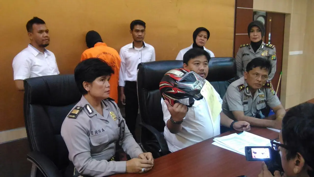 Polisi menunjukkan barang bukti helm yang dipakai pelaku menganiaya pacarnya.