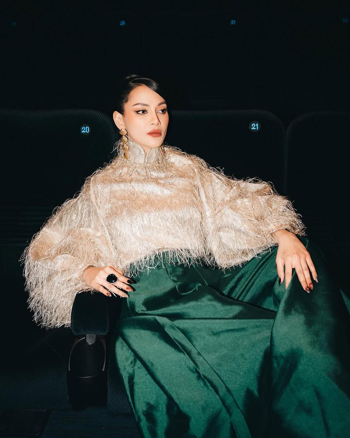 Potret Erika Carlina Hadir di Gala Premier Film 'PABRIK GULA', Oufitnya Keren dan Tak Pernah Gagal