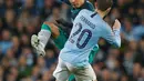 Gelandang Tottenham Hotspur, Dele Alli berebut bola dengan pemain Manchester City, Bernardo Silva pada leg kedua perempat final Liga Champions di Etihad Stadium, Rabu (17/4).  Tottenham Hotspur melaju ke semifinal Liga Champions meski kalah 3-4 atas City. (REUTERS/Andrew Yates)