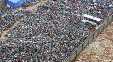 Ribuan sepeda motor bekas tampak menumpuk di sebuah tempat pembuangan di Binzhou, Hunan, China, 9 Juni 2015. (REUTERS/Stringer CHINA OUT)