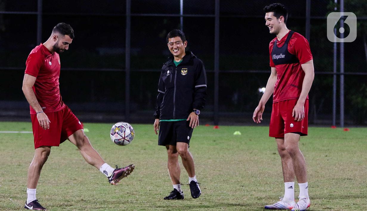 Pemain Timnas Indonesia Jordi Amat (kiri) bersama Elkan Baggott (kanan) mengikuti latihan di lapangan latih Jakarta Internasional Stadium (JIS), Jakarta, Kamis (23/3/2023). (Liputan6.com/Herman Zakharia)