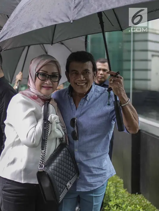 Ekspresi Rhoma Irama bersama istrinya Ricca Rachim saat tiba untuk menghadiri konferensi pers indosiar Ramadhan Penuh Berkah di Jakarta, Kamis (26/4). Rhoma menikahi Ricca pada 1984 dan bertahan hingga saat ini. (Liputan6.com/Faizal Fanani)