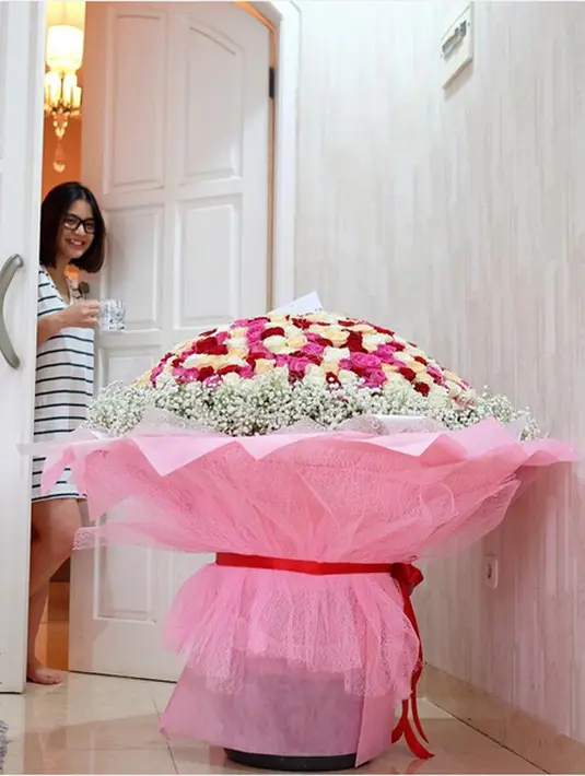 Tepat satu tahun usia pernikahannya, Glenn memberikan kejutan pada sang istri. Kado istimewa dari sang suami tepat ditaruh didepan kamar dan membuat Chelsea kaget. (Instagram/chelseaoliviaa)